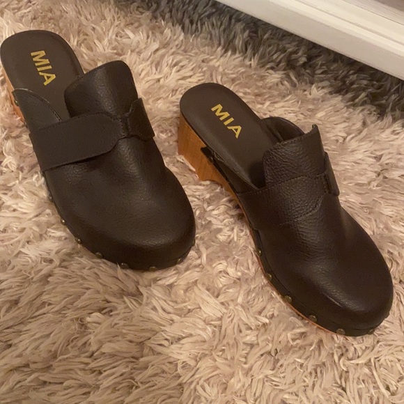 MIA brown daisy clogs with studs size 7 - Picture 2 of 15